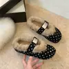 Zapatos peludos de suela plana con forro de polar 2026, mules cerrados para exteriores, nuevos zapatos de algodón para otoño e invierno, moda de lunares
