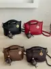 Bolsa de Mão de Couro Macio de Nicho Transfronteiriça Novo Estilo 2026 Moda Retrô Elegante de Ombro Único, de Mão, Transversal para o Dia a Dia