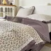 Funda de cama acolchada de gasa suave de doble capa estilo francés con bordes de algodón, juego de tres piezas con sensación de alta gama, funda de cama para tatami, sábana bajera antideslizante