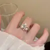 Anillo delgado hueco de café dorado vintage desgastado de nuevo lanzamiento de primavera con un toque de alta gama, accesorio de anillo abierto de perlas apilable