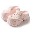 Sapatos Femininos de EVA com Furos Refrescantes de Verão 2026 Novo Estilo Aumentadores de Altura Casuais Chinelos de Praia Fechados Antiderrapantes para Exterior