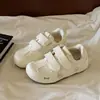 Tênis brancos de velcro estilo coreano, nicho, para mulheres, novo modelo outono 2026, sola reta, versátil, fofo, tênis casuais para estudantes