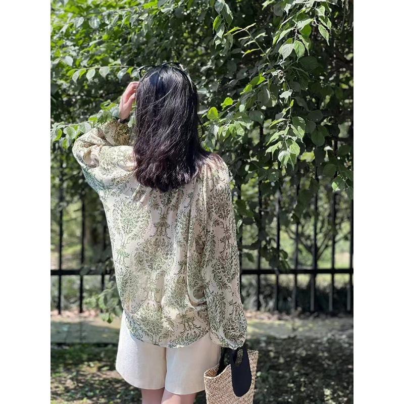 绿色雪纺碎花衬衫女夏季薄款法式复古v领防晒衬衣灯笼袖长袖上衣