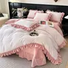 Juego de ropa de cama de cuatro piezas de terciopelo de leche de alta densidad con relieve 2026, con sábanas de franela espesas y cálidas, funda de edredón y sábana bajera acolchada antideslizante