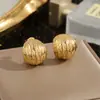 Pendientes de martillo irregulares semicirculares con textura transfronteriza europea y americana, pendientes sencillos de alta gama chapados en oro para mujer.