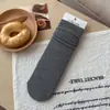 Meias de cor sólida, com padrão sutil, para outono e primavera, de comprimento até a panturrilha para mulheres, apresentando um design oco, respirável e sem costura, um estilo retrô e um tecido de algodão básico e versátil
