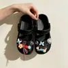 Zapatillas Mary Jane para Niñas Lindas de Dibujos Animados con Punta Cerrada 2026 Verano Nuevo Estilo Zapatos de Agujero Poco Profundo Antideslizantes para Bebés y Niños