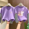 Nova Camiseta de Manga Longa 100% Algodão para Meninas Primavera/Outono 2026 Patchwork Listrado Moda Falsa Duas Peças para Crianças Médias e Grandes