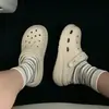 Zapatos tipo Croc para hombre y mujer, aptos para uso en exteriores, nuevo modelo 2026, de suela gruesa, que aumentan la altura, antideslizantes, populares en línea, sandalias Croc para pareja para mujer