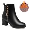 Botas forradas de lã Botas femininas de couro macio Botas de sola macia Sapatos de couro de algodão femininos de meia-idade Sapatos de mãe Sapatos curtos de algodão para inverno