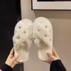 Chinelos abertos com tiras fofas de strass, modelo 2026, chinelos de pelúcia confortáveis para mulheres, novo modelo de sola grossa, modernos para usar ao ar livre