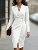 Enviado. Novo modelo europeu e americano da Amazon. Vestido liso elegante e justo, decorado com botões, com gola de terno e mangas compridas.
