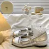 Sapatos Mary Jane modelo novo Verão 2026 com aumento interno de altura, combinados com saia, estilo delicado, tira única com laço, sapatos femininos