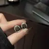 Puños de Oreja de Lujo Ligero Estilo Oscuro Súper Brillantes Incrustados de Diamantes, Moda Coreana, Gama Alta, Elegantes, Joyería de Oreja Única y Distintiva al por Mayor