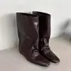 Versão em pele de ovelha de botas de cano médio plissadas de bico quadrado com aumento interno, novo modelo 2026 versátil para equitação, para mulheres