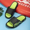 Venta especial de liquidación en pantuflas para hombre, disponibles en varios tamaños y estilos, incluyendo chanclas y sandalias de dedo, adecuadas para puestos y mercados nocturnos