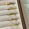Anillo retro estilo vintage para mujer, versátil y moderno, adecuado para apilar, con un diseño único y elegante microincrustado, anillo para el dedo índice estilo ins, nuevo modelo de moda
