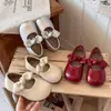 Sapatos Pequenos de Couro com Laço Estilo Coreano para Meninas Lançamento Primavera 2026 Sapatos Individuais Macios para Meninas Loafers Versáteis