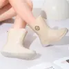 Botas de lluvia, zapatos de agua impermeables y antideslizantes de moda, botas de lluvia para adultos, zapatos de goma forrados de vellón, altura hasta la pantorrilla, adecuados para uso en exteriores, uso en la cocina y trabajo de mujer