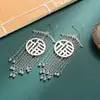 Fábrica Jinqi estilo antiguo moderno personalidad estilo de moda nacional aretes de carácter fu plateados estilo artístico aretes de borla retro al por mayor