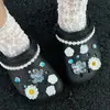 Accesorios para zapatos Croc Charms y hebillas para zapatos DIY al por mayor Fresco de primavera pequeña margarita flor de rosa galvanizada decoración de la superficie del zapato