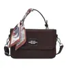 Bolsa Quadrada Pequena Retro de Luxo Flor Escura Bolsa Feminina Moda Nova Outono e Inverno 2025 Bolsa para o Dia a Dia Design de Fita Bolsa de Ombro
