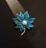 Broche de Moda Personalizado Estilo Coreano Hoja de Arce Perla Broche para Traje Ropa de Moda Corsage Femenino Broche de Hebilla Personalizado para Bufanda de Seda con Pedrería