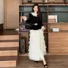 Conjunto de Roupa da Nova Moda Outono 2026: Conjunto de Duas Peças com Top Preto Floral Tridimensional e Saia de Renda em Poliéster