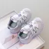 Zapatos deportivos para niños 2025 otoño versátiles moda transpirables zapatillas para correr estudiante suela blanda hebilla giratoria antideslizantes zapatos casuales