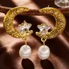 Brincos Estrela e Lua Vintage Estilo Francês Cravejados com Diamantes, Pingentes de Pérola para Orelha, Nicho de Luxo Leve, Textura Complexa, Sensação de Alto Padrão, Brincos Vintage Femininos