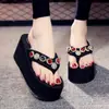 Chinelos de Verão da Moda para Mulheres 2026 Modernos Tendência Flip-Flops para Férias na Praia Base Plana Antiderrapante para Uso Externo Sapatos de Praia