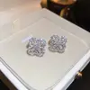 Brincos de Trevo Cheios de Diamantes de Luxo Leve e de Alta Qualidade, Brincos de Flor Vazados de Zircônia de Nicho, Acessórios de Orelha Simples e Elegantes Atacado