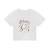 Top Branco Estilo Americano Doce e Picante com Cintura Marcada para Mulheres, Novo Modelo Verão 2026, Cropped Ajustado com Ombro Normal Manga Curta para Mulheres