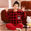 Conjunto de pijama de franela para niños de otoño e invierno, cálido, para niñas y niños, engrosado, con estampados de dibujos animados, cuello redondo y hecho de vellón de coral para un uso cómodo en casa.