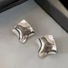 Exquisita Colección de Pendientes Plateados con Pliegues Irregulares, Estilo Nicho, Inspirado en el Diseño, Pendientes de Lujo Ligero, Nuevo Estilo para Mujer