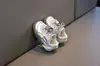 Tênis Feminino 2026 Primavera e Outono Nova Moda Estiloso Casual Sola Macia Antiderrapante Versátil Desenho Animado Sapatos Infantis