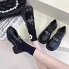 Zapatos de cuero casuales versátiles para mujer, moda popular otoño 2026, zapatos de charol de un solo color, mocasines estilo británico de suela suave