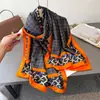Color de Contraste Geométrico Imitación Seda Brocado Moda Protección Solar Estilo Retro Bufanda de Seda Bufanda Larga Chal Pañuelo Versátil para la Cabeza Bufanda