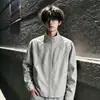 Chaqueta deconstruida gris de estilo funcional con cuello alto, diseñada para hombres, adecuada para el otoño, con una silueta cuadrada de la alta calle americana e ideal para actividades al aire libre.