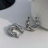 Pendientes con hebilla de metal estilo celebridad para mujer, aretes con aguja de plata Mobius, estilo frío, nicho, sencillos, modernos, de red roja