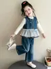 Conjunto de tres piezas de mezclilla con encaje de doble botonadura para niñas coreanas, nuevo atuendo estilo escolar de otoño 2026, ropa infantil elegante al por mayor