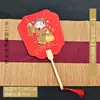 Abanico Redondo Rojo Creativo del Dios de la Riqueza con Diseño de Dibujos Animados Estilo Chino para Decoración del Festival de Primavera, Regalo para Ambiente de Team Building, Abanico Artesanal Souvenir de Viaje