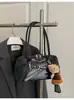 2026 Nova Moda Tendência Retrô High-End Pingente de Gato Bolsa de Ombro Transversal Estilosa Versátil Pequena Bolsa
