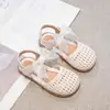 Sandálias Baotou Trançadas Vazadas Respiráveis Sapatos Casuais Estilo Pequeno Chanel Solado Macio Sapatos de Princesa para Meninas Sapatos Casuais de Verão 2026