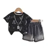 Roupa Infantil Menino Conjunto de Verão 2026 Roupas Novas Estilosas para Bebês Meninos Colar com Letras Kids da Moda Conjunto de Manga Curta com Gola Redonda