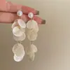 Aretes de borlas de nácar estilo francés para mujer, diseño único con ambiente de vacaciones en la isla, aretes elegantes y exagerados