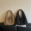 Bolso de mujer de lunares estilo coreano 2026, con un fresco estampado floral, un diseño juvenil y un estilo de bolso tote moderno, retro y chic