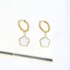 Brincos pingente flor da sorte em aço inoxidável banhado a ouro 18k com madrepérola branca, modernos, requintados, doces, gentis, intelectuais e elegantes
