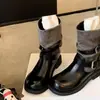 Botas de cavaleiro slim retrô outono e inverno 2026 novo modelo com fivela de cinto, botas de cano médio estilo britânico, botas versáteis de bico redondo com salto bloco