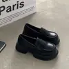 Zapatos de cuero estilo británico, blancos, de punta redonda, estilo universitario, slip-on, con suela gruesa, para mujer, nuevo modelo verano 2026 con tacones gruesos